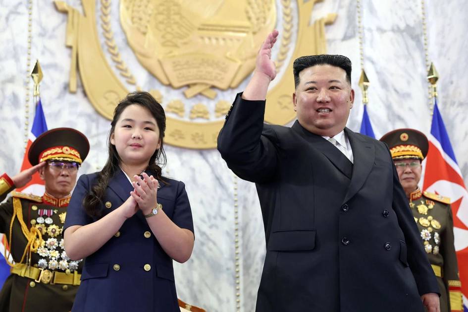Onasining nusxasi: Kim Chen Inning qizi nega kattalardek kiyinmoqda?